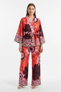 Ensemble kimono manches évasées et pantalon large, rouge à motifs floraux, ceinture