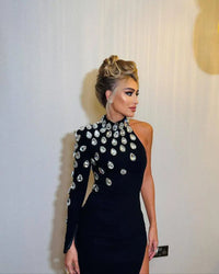 Robe longue noire une épaule, col montant, empiècement de strass décoratif