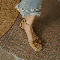 Sandales orthopédiques Helen™ beige avec bride arrière et bijou doré sur le dessus.