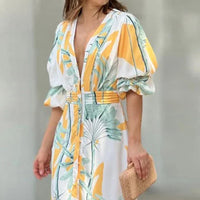 Robe longue col V, manches bouffantes, imprimé végétal orange-vert sur blanc, ceinture