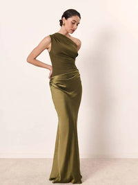 Robe longue en satin vert olive, décolleté asymétrique, taille cintrée, coupe évasée.