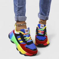 Chaussures orthopédiques multicolores, vue de dessus : lacets contrastés et chaîne dorée.
