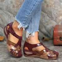 Sandales orthopédiques à brides bordeaux, beige et marron, portées