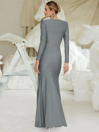 Robe longue grise, dos lisse, manches longues, silhouette ajustée