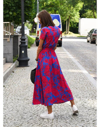 Robe midi à manches courtes, motif rouge et bleu, ceinture nouée, fente.