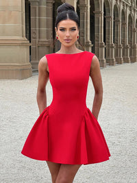 Robe patineuse courte rouge sans manches, jupe évasée plissée sur le devant
