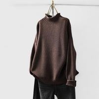 Pull col roulé en maille texturée marron, manches longues, coupe oversize.