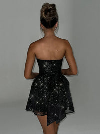 Robe scintillante noire vue de dos, bustier froncé et jupe évasée courte