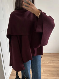 Manteau portefeuille bordeaux à capuche, silhouette ample, poignets et drapé sur le devant
