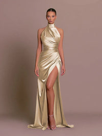 Robe longue fendue en satin doré, sans manches, encolure haute, drapé asymétrique