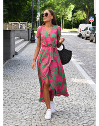 Robe midi à manches courtes, motif fleuri rose et vert, ceinture nouée, fente.