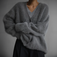 Cardigan douillet Hailey gris foncé, col V boutonné, manches longues, maille moelleuse