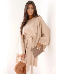 Robe beige unie mi-longue à manches évasées et ceinture nouée