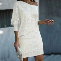 Robe courte en maille texturée blanc cassé, manches trois-quarts, col décalé.