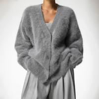 Cardigan douillet Hailey gris clair, col V boutonné, manches longues, maille duveteuse