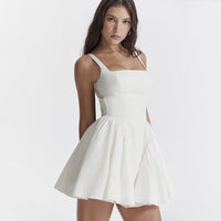 Mini-robe blanche à bretelles, décolleté carré et jupe évasée volumineuse froncée