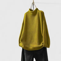Pull col roulé en maille texturée jaune moutarde, manches larges, ourlet côtelé.