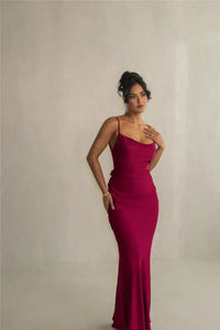 Robe longue en satin Cassiane, couleur bordeaux, bretelles fines et fente au bas