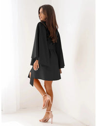Robe noire unie mi-longue à manches longues ample, ceinture à nouer