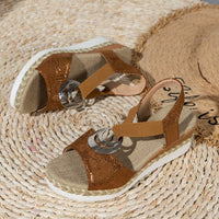 Sandales compensées ergonomiques beige à brides et grosses boucles argentées