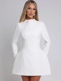 Robe blanche courte à manches longues, col montant, couture près du buste, coupe évasée