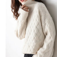 Pull en maille écru à col roulé, motif chevrons sur tout le corps, manches longues