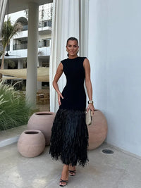Robe longue noire sans manches à franges noires, taille près du corps