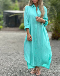 Robe-chemise bleu turquoise, manches trois-quarts, rangée de boutons devant.
