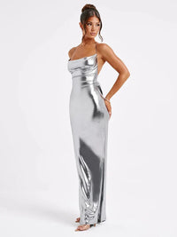 Robe longue argent métallique, bretelles fines, décolleté dos nu.