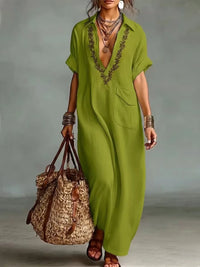 Robe longue bohème vert olive à encolure V, imprimé floral, manches courtes, poche poitrine.