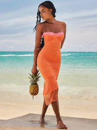 Robe longue orange en dentelle, bretelles fines, jupe en voile fluide avec bord festonné