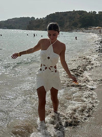 Robe courte d’été Elvie en maille blanche ajourée, fentes sur les côtés, motifs crochet