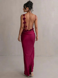 Robe longue en satin Cassiane, dos nu avec appliqués floraux bordeaux, jupe droite