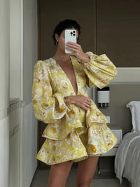 Robe courte jaune à fleurs, décolleté plongeant, volants superposés et manches bouffantes