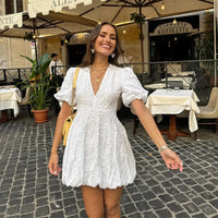 Robe blanche brodée chic avec manches bouffantes et ourlet à volants