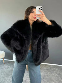 Manteau Aurora en fausse fourrure noir, col ouvert, texture épaisse, manches longues