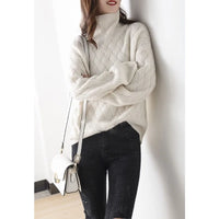 Pull en maille écrue à col roulé, coupe ample, motif chevrons sur le devant