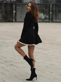 Robe noire Billie™ manches longues évasées, ourlet en dentelle blanche, vue de côté