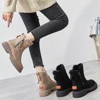 Bottes confortables doublées beige et noires, tige montante et semelles crantées épaisses.