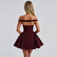 Robe bordeaux dos nu avec encolure haute, jupe évasée