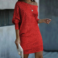 Robe courte en maille texturée rouge, manches trois-quarts, encolure décalée.