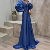 Robe longue fluide bleue, décolleté en V, manches bouffantes, jupe ample fluide.