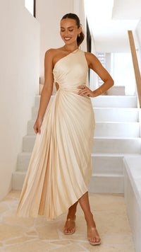 Robe midi plissée crème, buste froncé sur une épaule et jupe à pans asymétriques