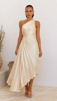 Robe midi plissée crème, bretelle haute, fronces au buste et ourlet asymétrique