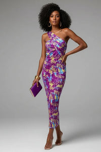 Robe midi élégante Irmgardi, décolleté asymétrique, imprimé géométrique violet et jaune.