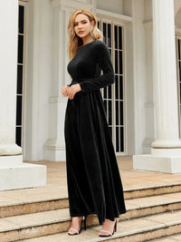 Robe en velours Dalia™ noire, manches longues, ceinture nouée, coupe longue