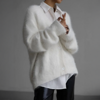 Cardigan douillet Hailey blanc, col V boutonné, manches longues, texture moelleuse