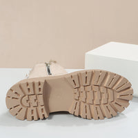 Dessous de bottes confortables doublées beige : semelles crantées robustes et talon structuré.