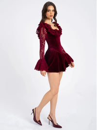 Robe velours bordeaux avec empiècements dentelle, encolure carrée à volants, jupe plissée
