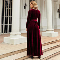Robe en velours Dalia™ bordeaux, dos intégral, manches longues, ceinture nouée
